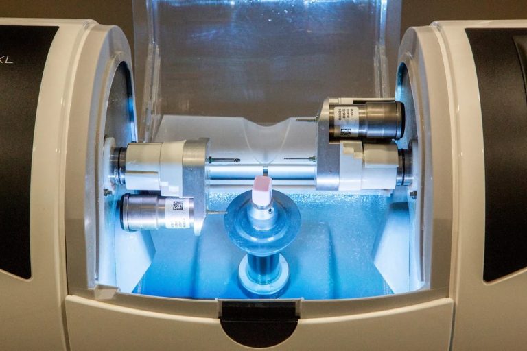 Smiles on the Boulevard Interior 7 768x512