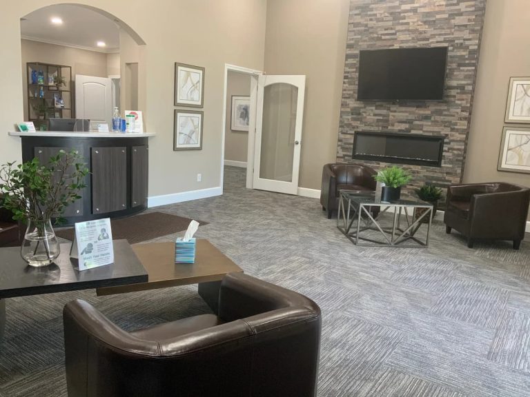 Smiles on the Boulevard Interior 768x576